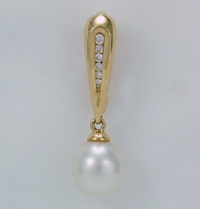 South Sea pearl pendant with diamonds 14kt yellow gold