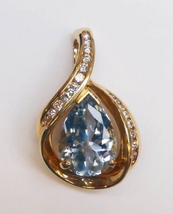 Aquamarine, diamond and gold pendant 18.58 carat total weight 14kt yellow gold model 273-186