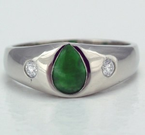 Jade diamond ring 18kt whit e gold