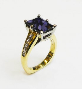 Iolite and diamond ring 18kt yellow gold 3.18cttw