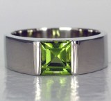 Green tourmaline ring 18kt white gold