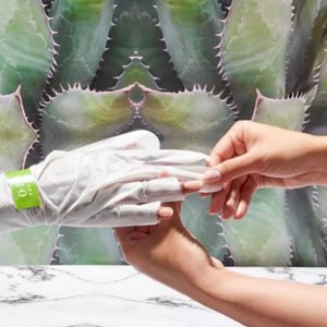 Additional picture of OPI ProSpa Softening Gloves S