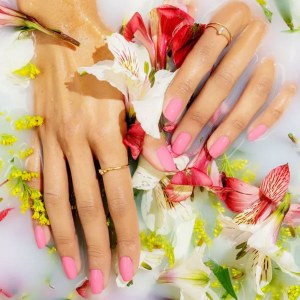 Additional picture of Gelish Bed of Petals 15ml