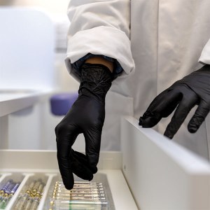 Additional picture of Gloves Nitrile PF Large Black 100pk