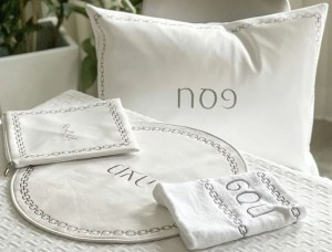 Pesach Set Faux Leather 4 Piece White and Silver Embroidered Set Chain Design