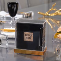 Additional picture of Lucite Bencher Holder Gold Base Includes Set Of 6 Simchonim Hebrew Benchers Faux Leather Black Ashkenaz [Hardcover]