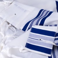 Additional picture of Tallis Tashbetz Traditional Wool Blue and Silver Stripes Meyuchad Tzitzis 18" x 72"