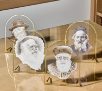 Additional picture of Lucite Tabletop Gadol Sketch Rav Ovadia Yosef 7" x 9"