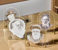 Additional picture of Lucite Tabletop Gadol Sketch Rav Moshe Feinstein 7" x 9"