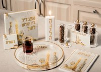 Additional picture of Lucite Havdalah 6 Piece Display Set Luminous Flame Design Gold