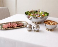 Additional picture of Luxe Stainless Steel Salt and Pepper Shakers Linked Chain Design Gold 3"