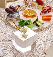 Additional picture of Lucite Honey Dish with Spoon Bee Design 3"