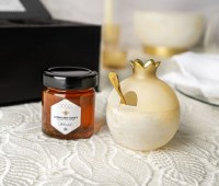 Additional picture of Resin Honey Dish with Spoon and Kosher Raw Honey Pomegranate Design Gourmet 4 Piece Gift Set 3.5"