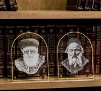 Additional picture of Lucite Tabletop Gadol Sketch Rav Ovadia Yosef 7" x 9"