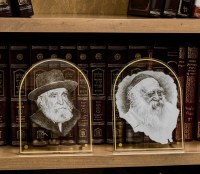 Additional picture of Lucite Tabletop Gadol Sketch Rav Moshe Feinstein 7" x 9"
