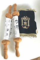 Additional picture of Stuffed Sefer Torah Genuine Look with Cloth Klaff 16"