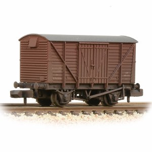 Graham Farish N 373-701C BR 12T Ventilated Van Planked Sides BR Bauxite (Early) - Weathered