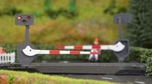 Train Tech Lc10 Level Crossing Barrier Set With Lights Sound Single Model Railways Direct