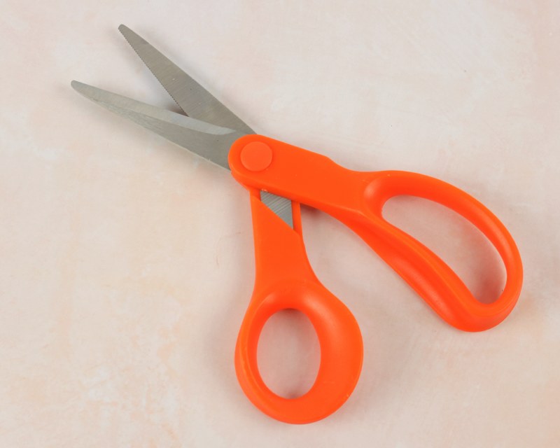Picture of Scissors Serrated Ribbon Snip 8"