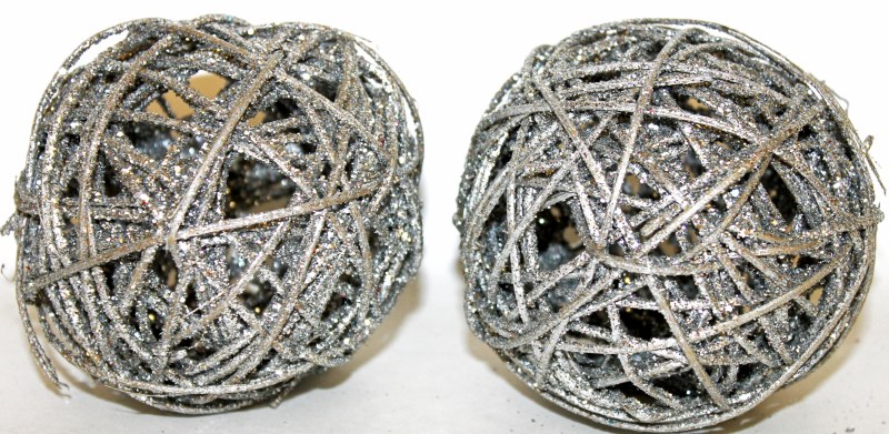 Silver glitter Christmas wicker spheres 4"