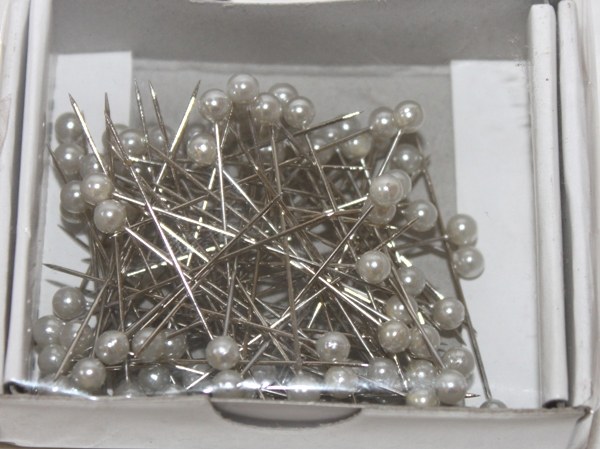 Picture of Pearl pins white 4cm x 100