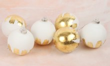 Additional picture of Glass Bauble White Gold Leaf 8cm x 6