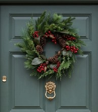 Additional picture of Christmas Wreath Red Berry, Spruce & Cones 26"