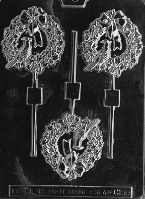 Wreath w/Cardinal Mold