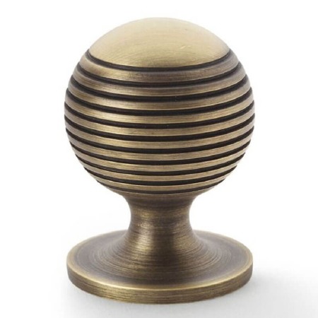 Caesar Cupboard Knob 32mm Antique Brass
