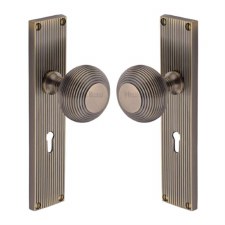 Heritage Beehive Door Knobs Reeded Lock Plate V9500 Antique Brass Heritage Beehive Door Knobs Reeded Lock Plate V9500 Antique Brass