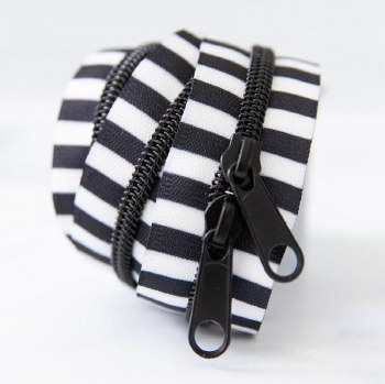 Zipper 30" Black & White