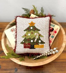 Scrapplique Tree With Presents