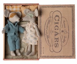 Mum & Dad Mice in Cigarbox