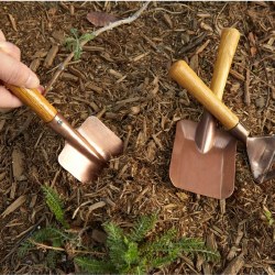 Additional picture of Kikkerland Gardening Tools Set