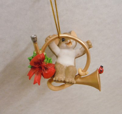 MOUSE ON HORN