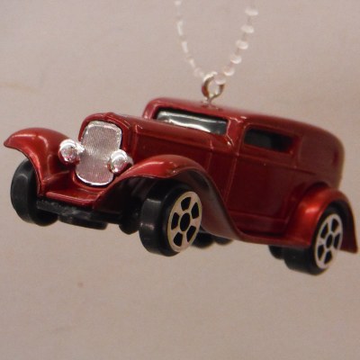 1932 BURGANDY FORD CAR