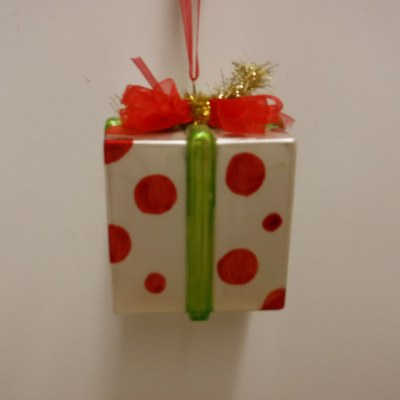 CHRISTMAS PRESENT - GLASS