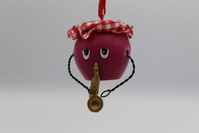JELLY PLAYING SAXOPHONE