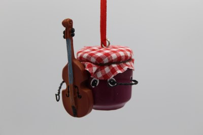 JELLY PLAYING BASS