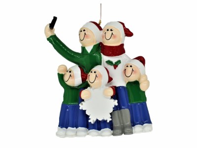 FAMILY OF 5 TAKING A SELFIE