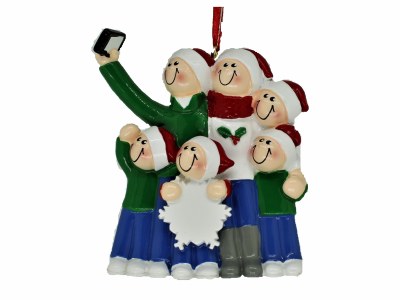 FAMILY OF 6 TAKING A SELFIE