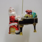 PIANO PLAYING SANTA