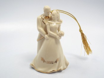 LENOX ORN 2002 BRIDE AND GROOM