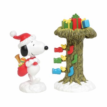 SANTA SNOOPY DELIVERING GIFTS