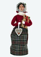 BYERS' CHOICE FAMILY W/COOKIE WOMAN