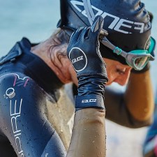 Additional picture of Zone3 Neoprene Swim Gloves (Black Red) Medium