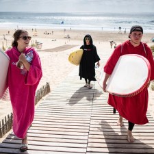 Additional picture of Dryrobe Organic Cotton dryrobe (Red) Medium