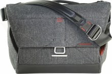 Peak Design Everyday Messenger 13 Inch Charcoal Peak Design Everyday Messenger 13 Inch Charcoal