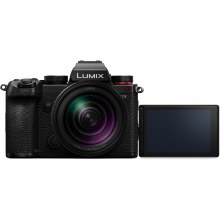Additional picture of Panasonic Lumix S5D with S-R 28-200mm O.I.S Macro Lens