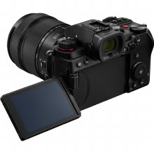 Additional picture of Panasonic Lumix S5D with S-R 28-200mm O.I.S Macro Lens
